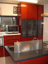 お気に入りの赤いキッチンをいかした、家族の顔の見える空間に関連